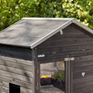 Das Dach von Kaninchenstall Prestige Large ist ausgestattet mit Dachpappe