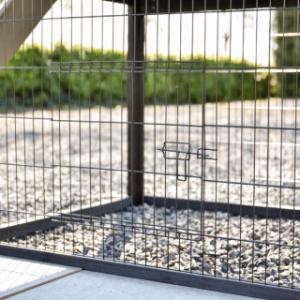 Unter dem Schlafhaus befindet sich eine kleine Gittertür