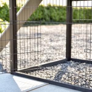 Unter dem Schlafhaus befindet sich eine kleine Gittertür