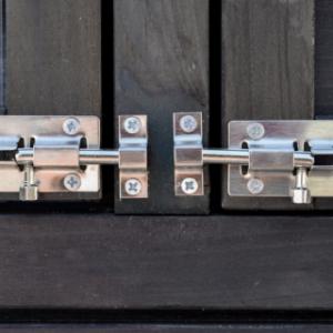 Der Hühnerstall Prestige Small wird inklusive Befestigungsmaterial und Schiebelöschen geliefert