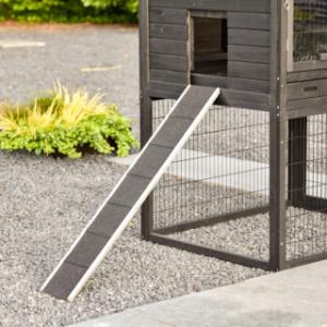 Der Treppe von Kaninchenstall Prestige Large ist ausgestattet mit Dachpappe