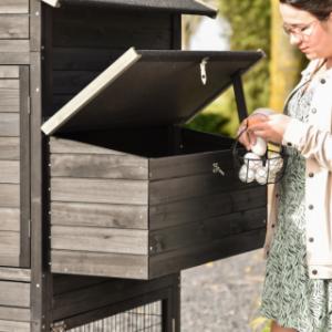 Hühnerstall Prestige Large hat ein Legenest mit Klappdach