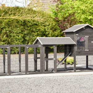 Prestige Large mit 2 Anbauvolieren und Legenest kann auf verschiedene Weise aufgestellt werden