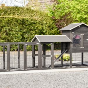 Der Kaninchenstall Prestige Large ist mit 2 Ausläufen erweitert