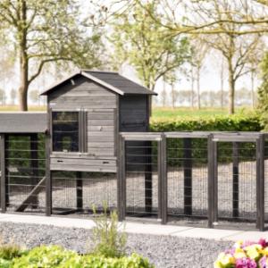 Die Anbauvoliere Functional kann auf verschiedene Weise mit dem Hühnerstall Prestige Large und der Anbauvoliere Space Large verbunden werden