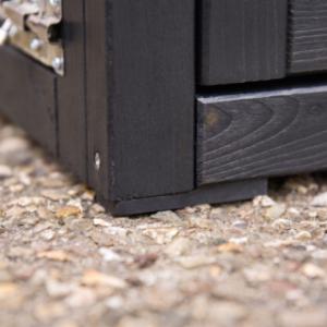 Der Hühnerstall Prestige Small steht auf Gummifüßen, sodass Feuchtigkeit weniger schnell in das Holz eindringt