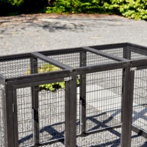 Tiergehege Functional Light-grey hat ein Gitterdach