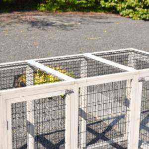 Tiergehege Functional Light-grey hat ein Gitterdach