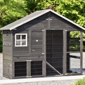 Der moderne Look des Hühnerstalls Holiday Large passt perfekt in einen zeitgemäßen Garten.