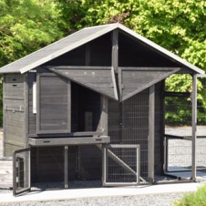 Mit seinen vielen Türen und der Schublade ist der Hühnerstall Holiday Large besonders benutzerfreundlich.