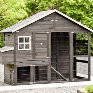 Der Hühnerstall Holiday Large ist modern, geräumig und schwarz