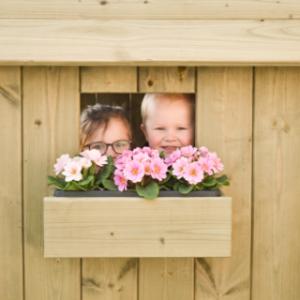 Spielhaus Dream ist mit einem Fenster und einem hübschen Blumenkasten ausgestattet