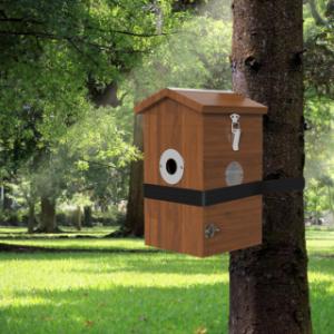 Sie können das Vogelhaus festschrauben oder mit dem mitgelieferten Spanngurt befestigen
