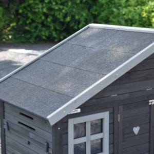 Das Dach des Holiday Medium Black ist mit Dachpappe versehen