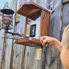 Das Sanilu Vogel-Futterhaus ist aus nachhaltigem FSC-Holz gefertigt