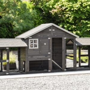 Der Kaninchenstall Holiday Medium Black ist erweitert mit 2 Ausläufe Space Medium