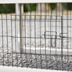 Hühnerstall Prestige Small ist ausgestattet mit ein Gittertürchen