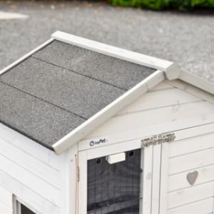 Der Kaninchenstall Prestige Small ist mit Dachpappe ausgestattet
