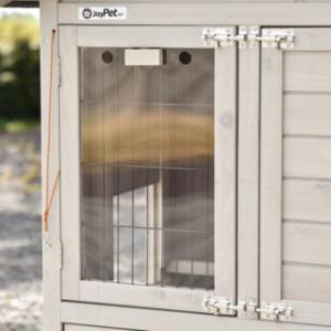 Die Tür des Schlafhauses ist mit einem Plexiglasfenster ausgestattet