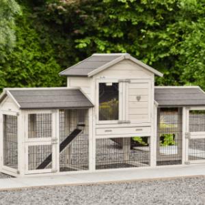 Der Kaninchenstall Prestige Small Light-grey ist erweitert mit 2 Auslaüfe