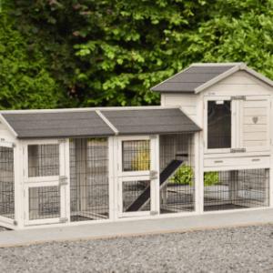Hühnerstall Prestige Small Light-grey ist erweitert mit 2 Ausläufe
