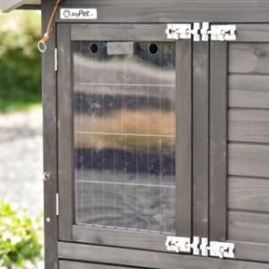 Die Tür des Schlafhauses ist mit einem Plexiglasfenster ausgestattet
