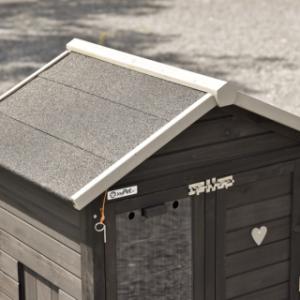 Der Hühnerstall Prestige Small ist mit Dachpappe ausgestattet
