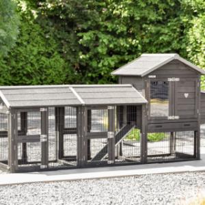 Hühnerstall Prestige Small Black ist erweitert mit 2 Ausläufe