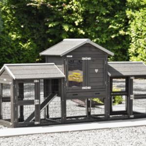 Der Kaninchenstall Prestige Small Black ist erweitert mit 2 Auslaüfe