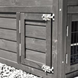 Kaninchenstall Holiday Small ist ausgestattet mit ein Ausstiegsluke