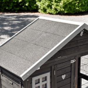 Das Dach des Holiday Small Black ist mit Dachpappe versehen