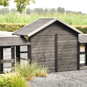 Der Kaninchenstall Holiday Small Black hat ein Rückseite aus Holz