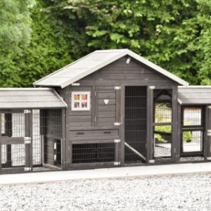 Der Kaninchenstall Holiday Small Black ist erweitert mit 2 Ausläufe Space