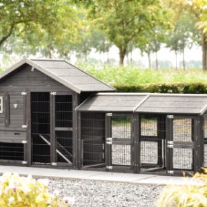 Kaninchenstall Holiday Small Black ist erweitert mit 2 Ausläufe