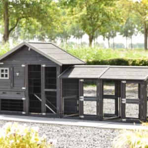 Der Schlafraum von Hühnerstall Holiday Small Black ist geeignet für 2 à 4 Hühner