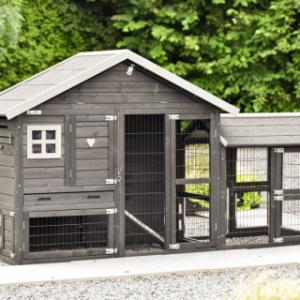 Der Kaninchenstall Holiday Small Black ist herstellt aus Kiefernholz
