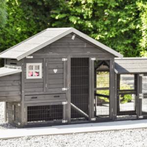 Der Hühnerstall Holiday Small Black ist herstellt aus Kiefernholz