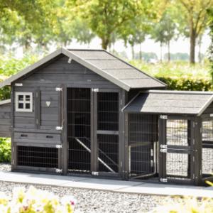 Der Hühnerstall Holiday Small Black ist erweitert mit ein Auslauf Space Small und ein Legenest