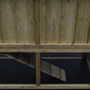 Rückseite des unteren Kaninchenstalls