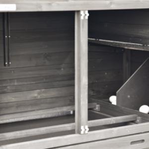 Im Nachthaus des Prestige Medium können Hühner ruhig und geschützt auf der Sitzstange sitzen.