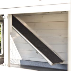 Der Leiter von Kaninchenstall Excellent Medium ist ausgestattet mit Dachpappe