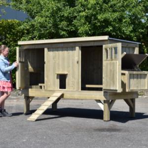 Geöffnete Hühnerstalltüren