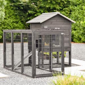 Der Kaninchenstall Prestige Medium mit Auslauf Functional kann auch als Eckaufstellung platziert werden