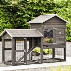Kaninchenstall Prestige Medium Black mit Nageschutz und Auslauf links
