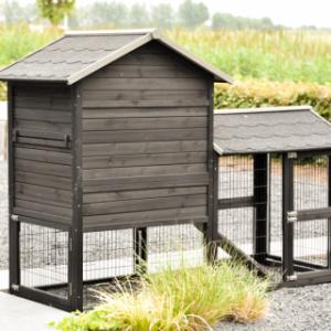 Werfen Sie einen Blick auf die Rückseite des Hühnerstalls Prestige Medium mit Auslauf in Black