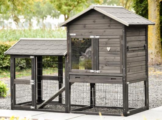 Kaninchenstall Prestige Medium Black mit Nageschutz und Auslauf links 200x90x150cm