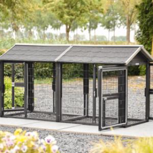Das doppelte Anbaugehege Space Medium ist mit vielen Türen ausgestattet