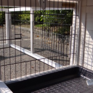 Der Seitepaneel von Kaninchenstall Adrian ist ausgestattet mit ein Gittertür