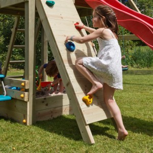 Spielturm Beach hut 120 wird geliefert inklusiv Kletterwand