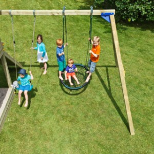 Der hohe Beach-Hut-Spielturm wird mit der Schaukelkonstruktion @swing geliefert.